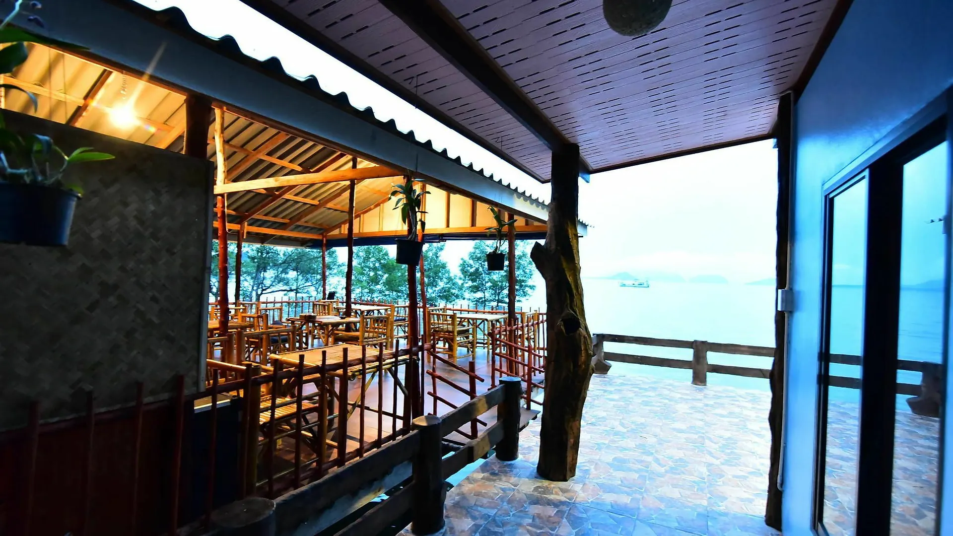 Chomlay Room & Restaurant Ko Lanta 2*,